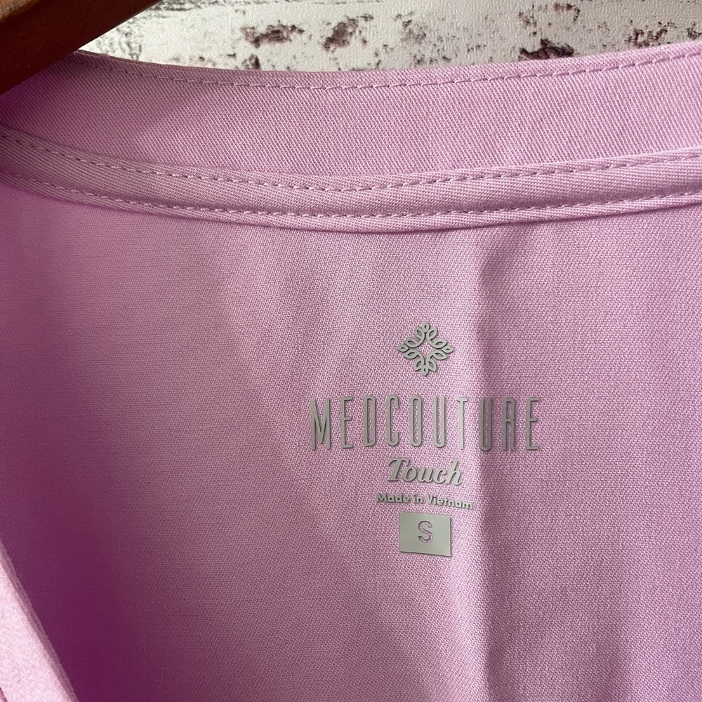 Med Couture Lilac V-Neck Shirttail Women's SCRUBS top - Picture 2 of 13